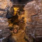 ...all�interno di una vera e propria grotta scavata nella roccia e illuminata solo dalla tiepida luce di una lampadina